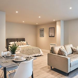 Seven Living Bracknell - Serviced Apartments In City Centre - Free Parking Exterior photo