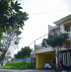 Rumah Kuning Μπαντούνγκ Exterior photo