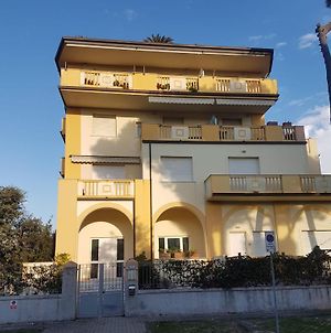Apartamento Vittoria Marina Di Pietrasanta Διαμέρισμα Exterior photo