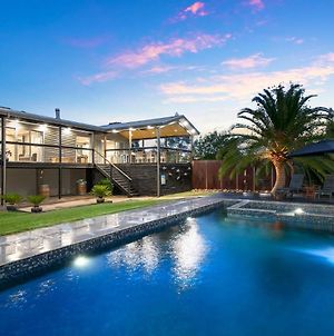 Lilies Luxe Suite On Lovedale With Private Heated Pool 5Star Exterior photo