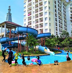 Family First Choice - Bl Water Theme Park Resort Malacca Exterior photo