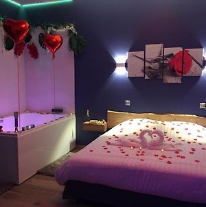 L Eden Et Sa Love Room Avec Balneotherapie Maisons-Alfort Exterior photo