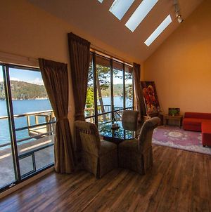 Shangrila Waterfront Vacation Home Pender Island Exterior photo