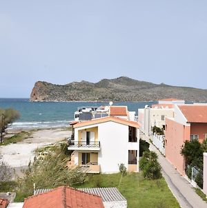 Manos Beachside Apartments Aγία Μαρίνα Exterior photo