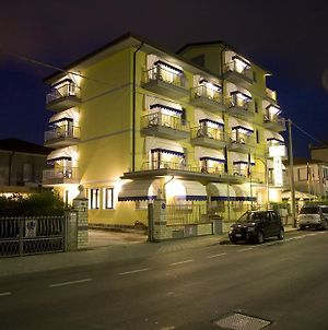Hotel Fortunella Λίντο ντι Καμαϊόρε Exterior photo