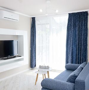 ~Sunny Blue ~ One-Bedroom Flat With Balcony Βάρνα Exterior photo