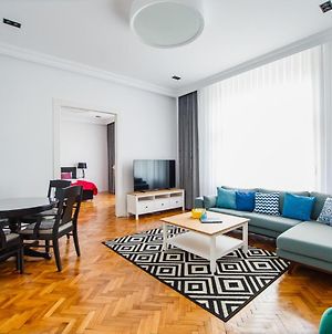 Spacious Riverviews Apartment Near Piata Unirii Oradea Exterior photo