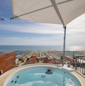 Beachfront Penthouse With Private Parking Διαμέρισμα Camaiore Exterior photo