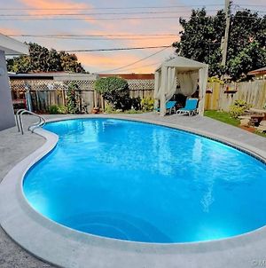 Hollywood Private Pool, 4 Bedrooms Vacation Rental Exterior photo