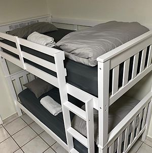 Single Size Top Bunk Bed - Mixed Shared Room Μαϊάμι Exterior photo
