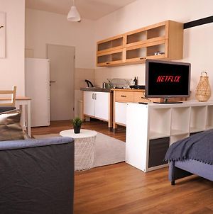 Full House Studios - Panda Apartment - Netflix + Wifi Inkl. Halle  Exterior photo
