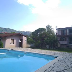 Villa Marinos - συγκρότημα με πισίνα, γήπεδο, τζακούζι, μπαρ, ψησταριά Καμένα Βούρλα Exterior photo