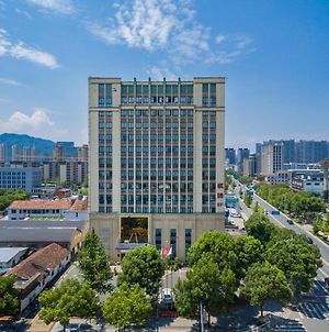 Hangzhou Tonglu Crown Hotel Exterior photo