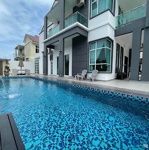 A Spacious Home With Private Swimming Pool In Langkawi By Zervin Kuah Exterior photo