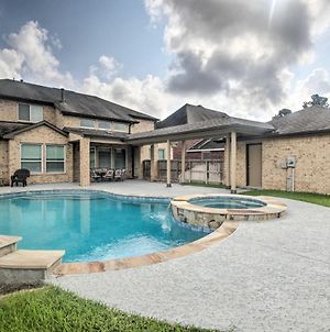 Exquisite Katy Retreat With Yard And Theater Room! Exterior photo