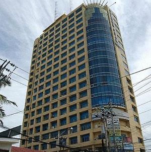 The Golden Peak Hotel & Suites Powered By Cocotel Cebu Exterior photo
