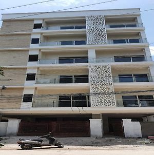 Pop Azeem Apartments Near Birla Mandir Χιντεραμπάντ Exterior photo