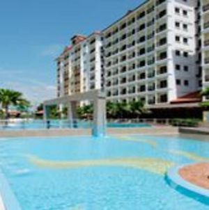 Bukit Merah Lake Town Resort Suria Service Apartment Kampong Kubu Gajah  Exterior photo