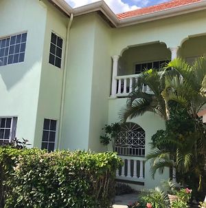 Beautiful 2-Bed Apartment In Sunny Jamaica Silver Sands Exterior photo