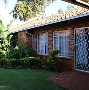 Cheerful 2 Bed With Braai Area 5Min Waking Distance To A Golf Course Διαμέρισμα Pretoria-Noord Exterior photo