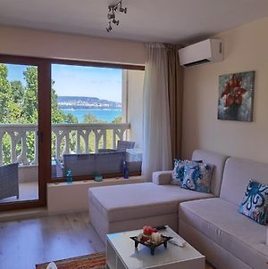 By The Waves Luxury Beach Apartment Βάρνα Exterior photo