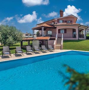 Stunning Home In Nova Vas With Jacuzzi, Wifi And Heated Swimming Pool Exterior photo