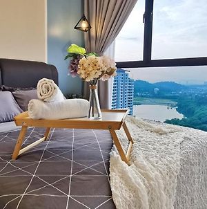 Astetica Pool & Lake View High Floor 100Mbps Wifi Netflix Διαμέρισμα Seri Kembangan Exterior photo