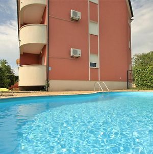 Apartment Percic With Shared Pool Tar-Vabriga Exterior photo