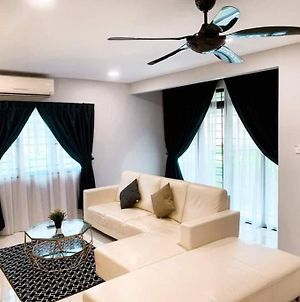 Larkin Residence -Comfortable Goundfloor Condo Τζόχορ Μπάχρου Exterior photo