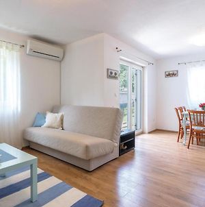 Two-Bedroom Apartment In Betiga Barbariga Exterior photo