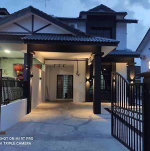 55 Homestay 4-Bedrooms Guesthouse In Bukit Bakri Muar Johor Exterior photo