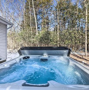 Woodsy Pocono Lake Home With Hot Tub And Fire Pit Exterior photo