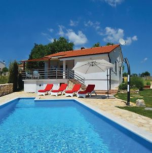 Awesome Home In Kanfanar With 2 Bedrooms, Wifi And Outdoor Swimming Pool Exterior photo