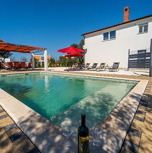 Holiday House With A Private Heated Swimming Pool Βίλα Galižana Exterior photo
