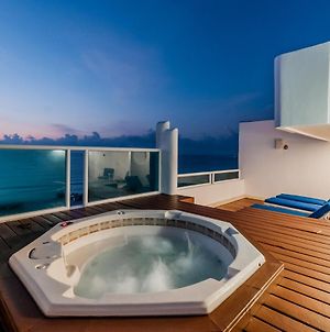 Stunning Views Beachfront Penthouse - With Rooftop Private Jacuzzi - By Livin Cancun Aparthotel Exterior photo