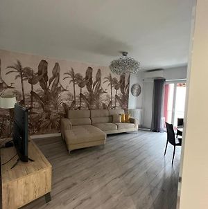 Gorgeous 2 Bedrooms Holiday Apartement Νίκαια Exterior photo