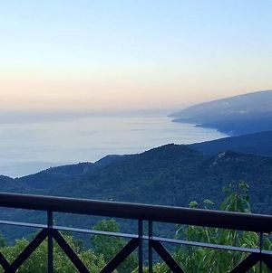 Villa Sklithro In The Heart Of The Forest With Magnificent View Of The Sea Just 10 Minutes From It Αγιόκαμπος Exterior photo