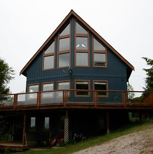 Moon And Sixpence Bed and Breakfast Ucluelet Exterior photo