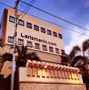 Hotel Syariah Larismanis Σεμαράνγκ Exterior photo