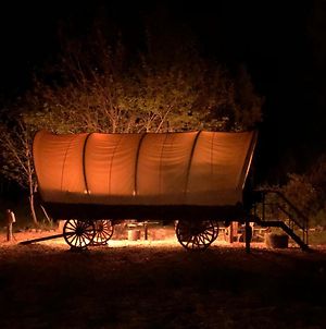 Cozy Wild West Covered Wagon Next To River Ξενοδοχείο Grants Pass Exterior photo