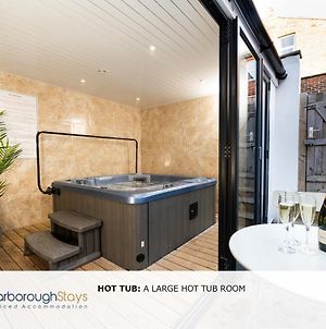 Scarborough Stays - Luxury Townhouse Ideal For Large Groups - Hot Tub Exterior photo