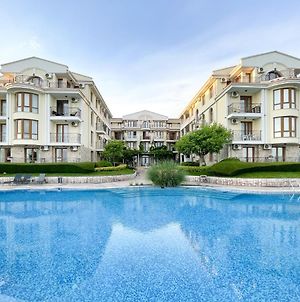Royal Bay - Beachfront Apartments With Self Check-In Sveti Vlas Exterior photo