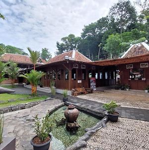 Dikajaya Guesthouse Syariah Dringo Exterior photo