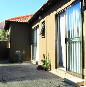 Premier Lifestyle Guesthouse Σοβέτο Exterior photo