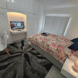 Relaxed Double Bed With Private Bathroom, Parking, Wifi And Garden. Λιντς Room photo