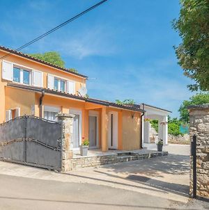 Nice Home In Rovinjsko Selo With 2 Bedrooms And Wifi Exterior photo