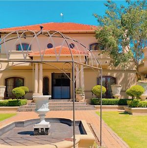 Crown Guesthouse Waterkloof Pretoria-Noord Exterior photo