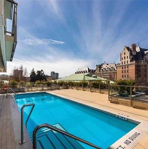 Spacious Downtown 2 Bedroom Condo With Pool And Air Conditioning Βικτώρια Exterior photo