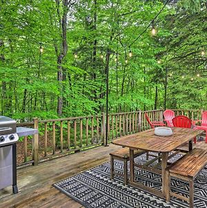 Relaxing Pocono Lake Home With Furnished Deck! Exterior photo