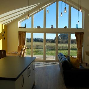Beautiful, Modern Villa 5 Mins Walk From The Stunning Bay At Trearddur Holyhead Exterior photo